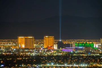Raamstickers Luchtfoto nacht hoge hoekmening van de binnenstad van Las Vegas Strip © Kit Leong