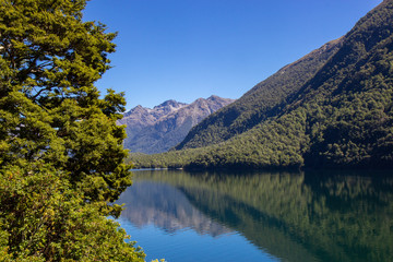 Fototapeta na wymiar view of Lake Gunn in Fiordland National park