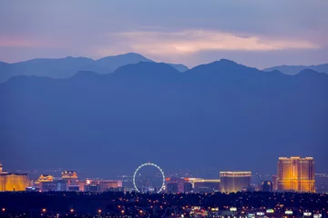 Fototapeten Luftaufnahme des Sonnenuntergangs aus der Vogelperspektive auf den Las Vegas Strip in der Innenstadt © Kit Leong