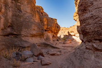 Fototapeta na wymiar Hiking in the White Owl Canyon of Lake Mead National Recreation Area