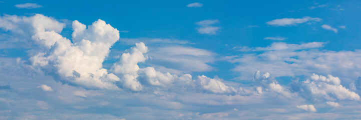 Panorama blauer Himmel mit Wolken