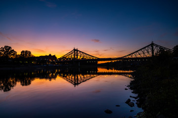 blaues Wunder - Brücke in Dresden bei Nacht