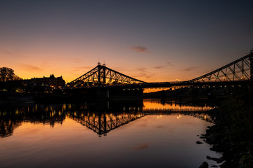 Fototapeta na wymiar blaues Wunder - Brücke in Dresden bei Nacht