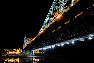 Fototapeta na wymiar blaues Wunder - Brücke in Dresden bei Nacht