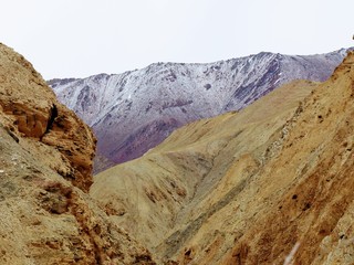 Cime colorate nelle remote montagne del Ladakh in India.