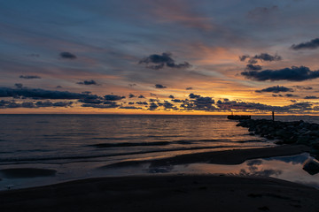 Obraz premium beautiful photography with sunset by the sea, beautiful and colorful sky