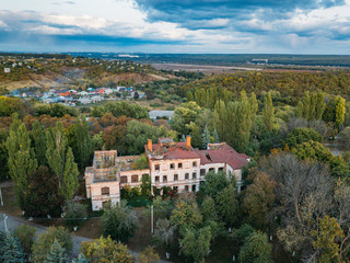 Obraz premium Ruined overgrown Mental hospital in Orlovka, Voronezh region, green post-apocalyptic concept