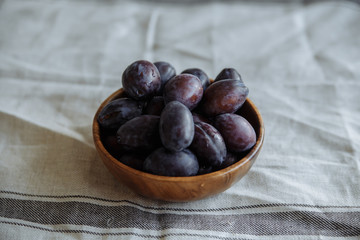 Obraz premium Plum in wood plate