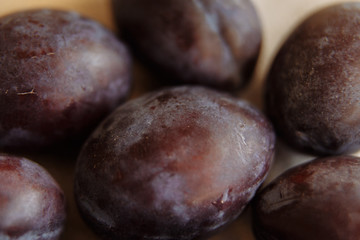 Obraz premium Plums macro in wood plate