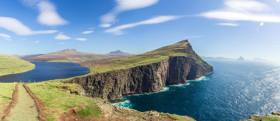 Fototapeta premium The lake to the ocean