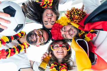 Glückliche deutsche fussball fans feiern meisterschaft sieg