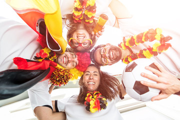 Glückliche deutsche fussball fans feiern meisterschaft sieg