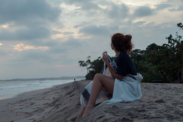 chica mirando el amanecer en palomino