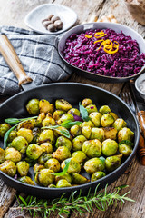 Frischer organischer Rosenkohl in einer Schüssel auf einem Holztisch