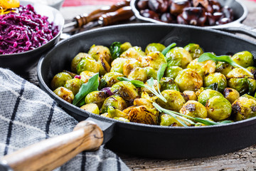 Frischer organischer Rosenkohl in einer Schüssel auf einem Holztisch