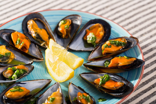 Image of mussels with sauce