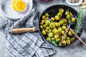 Frischer organischer Rosenkohl in einer Schüssel auf einem Holztisch