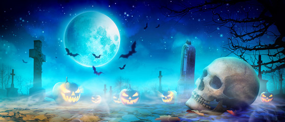 Halloween Motiv mit Krähen auf dem Friedhof
