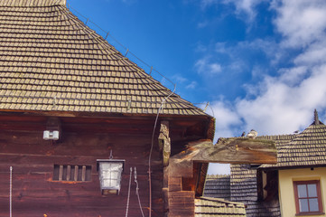 drewniane domy kryte gontem w Kazimierzu Dolnym w słoneczny dzień, stara architektura małych miasteczek © Jarek Witkowski