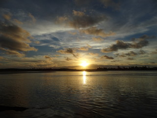 por do sol na foz de um rio