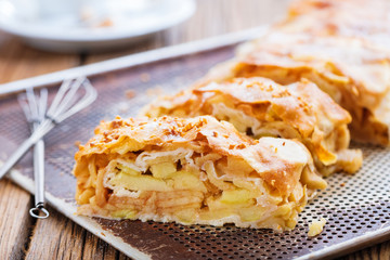 Frisch gebackener Apfelstrudel mit puderzucker auf einem backblech