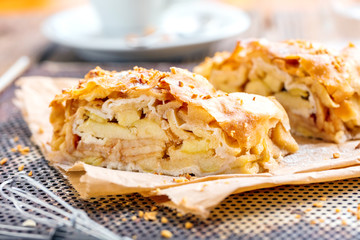 Frisch gebackener Apfelstrudel mit puderzucker auf einem backblech