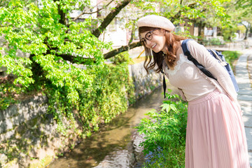 観光する女性　京都