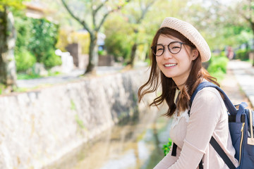 観光する女性　京都