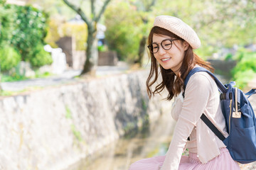 観光する女性　京都