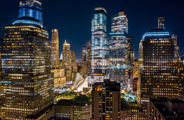 Widok z lotu ptaka nowojorskich drapaczy chmur w nocy na dolnym Manhattanie - obrazy, fototapety, plakaty
