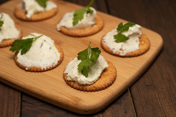 Crackers served with goat chesse and herbs