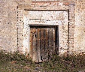 Fototapeta na wymiar door of an old country house on the Guadalfeo river