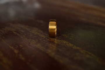  Gold ring that does not decorate anything It is a beautiful ring in a unique, luxurious and expensive way.