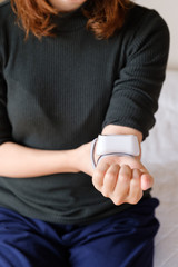 血圧を測る女性　リストバンド　健康管理　妊娠　家庭用　低血圧