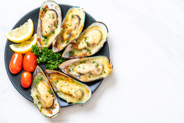 mussel baked with cheese