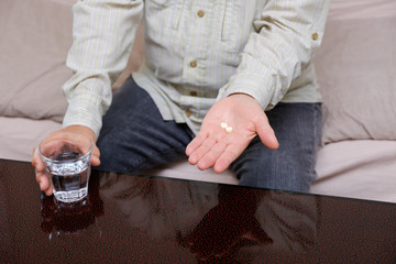 薬を飲む男性薬を飲む男性の手元　高齢者　シニア　イメージの手元　高齢者　シニア　イメージ