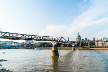Obraz premium St Pauls Cathedral and the Millennium Bridge at sunset landscape