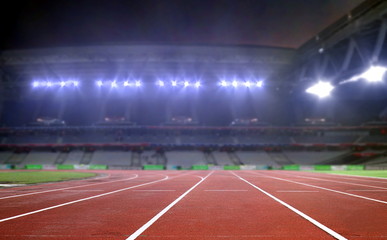Laufstrecke in einem Stadion unter hellen Scheinwerfern