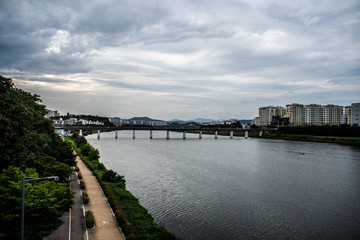 Fototapeta na wymiar 韓国・大邱の川にある陸橋