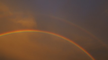 doble arcoiris sobre la ciudad de Mollerussa bajo un cielo cargado de nubes, Mollerussa, Lérida,...