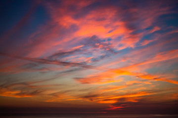 Fototapeta premium Vibrant cloudy sky during late sunset