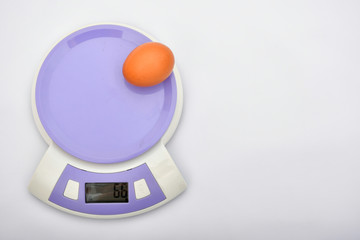 Báscula Balanza con un huevo