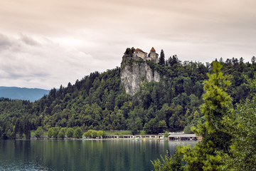 Il castello di Bled è un castello medievale costruito su una rocca che sovrasta il lago di Bled in...