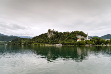 Fototapeta na wymiar Lago Bled, Slovenia. Bled è un lago di origine glaciale delle Alpi Giulie localizzato nel nord-ovest della Slovenia.