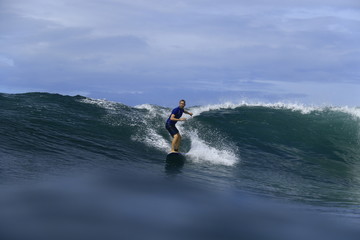 Surfen in El Tunco, El Salvador