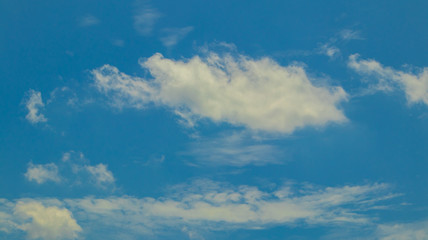 Fototapeta premium lndigo bule sky bright white clouds