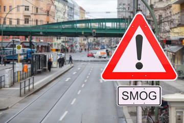 Smog - Luftverschmutzung - Verkehrsschild - Innenstadt