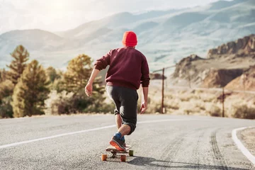 Abwaschbare Fototapete Man skateboarding at mountain road © cppzone