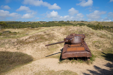 tank ou char rouillé abandonné dans les dunes après la guerre 1939 1945