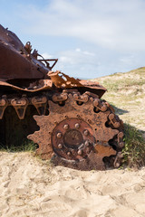 chenilles, tank rouillé abandonné